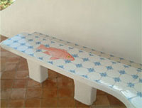 tavolo rivestito con piastrelle decorate in Gres Vietrese